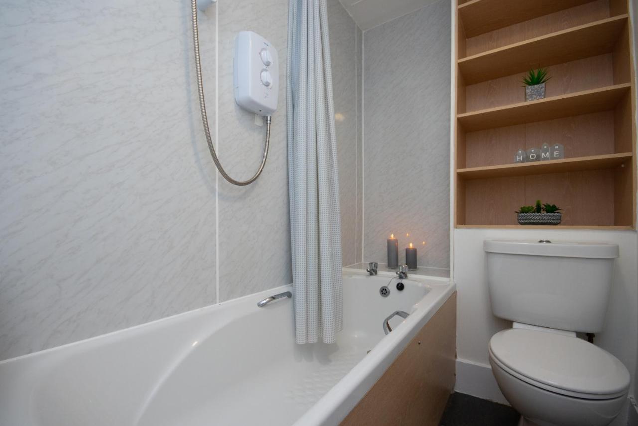 Dwellcome Home Ltd 1 Bed Apt, Half Mile To Union Street Yet Quiet, Free Parking, Fast Wifi, Ideal For Long Term Contractor, Etc Stays, Fully Equipped Kitchen, Regular Housekeeping Option - See Our Site For Assurance 애버딘 외부 사진
