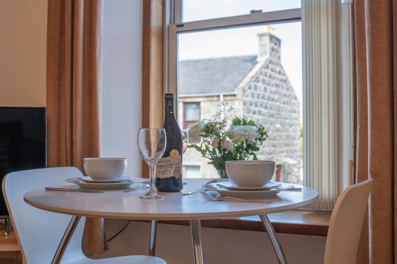 Dwellcome Home Ltd 1 Bed Apt, Half Mile To Union Street Yet Quiet, Free Parking, Fast Wifi, Ideal For Long Term Contractor, Etc Stays, Fully Equipped Kitchen, Regular Housekeeping Option - See Our Site For Assurance 애버딘 외부 사진